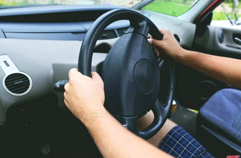 محل قرار گیری دست‌ها روی فرمان خودرو